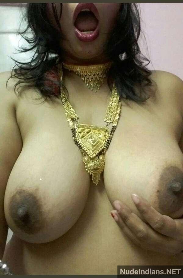 tamil aunty showing boobs ass nude pics - 1