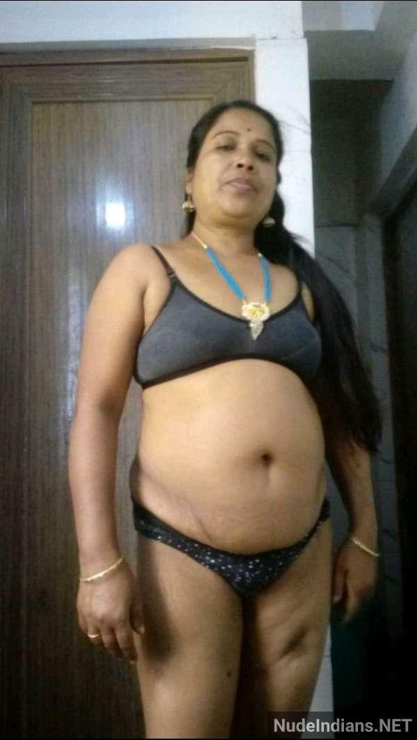 tamil aunty showing boobs ass nude pics - 33