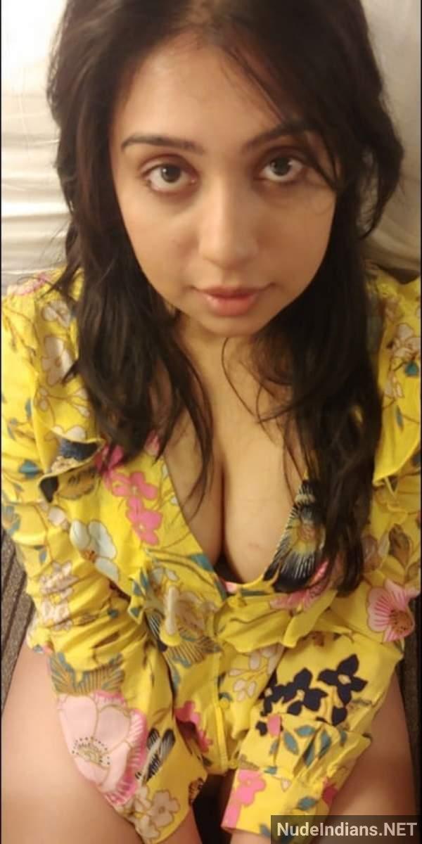 Beautiful Indian girl sex photos with boyfriend in hotel 1